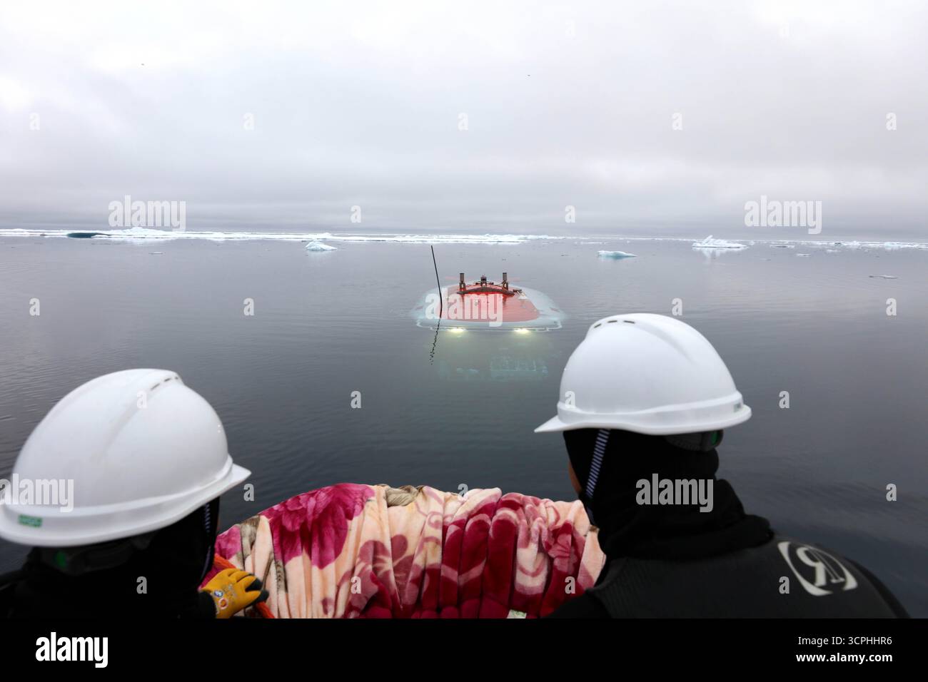 (250926) -- SHANGHAI, 26 settembre 2025 (Xinhua) -- questa foto scattata il 6 agosto 2025 mostra il sommergibile cinese con equipaggio in acque profonde, Jiaolong, tornato in superficie dal fondo del mare nell'Oceano Artico. Il rompighiaccio di ricerca cinese Xuelong 2, o Snow Dragon 2, è arrivato a Shanghai venerdì, segnando il completamento della più grande spedizione scientifica del paese nell'Oceano Artico. Durante la spedizione, le navi Xuelong 2 e Jidi completarono missioni di supporto per le immersioni subacquee nell'altopiano del Chukchi, nel bacino del Canada e nel regi centrale Foto Stock