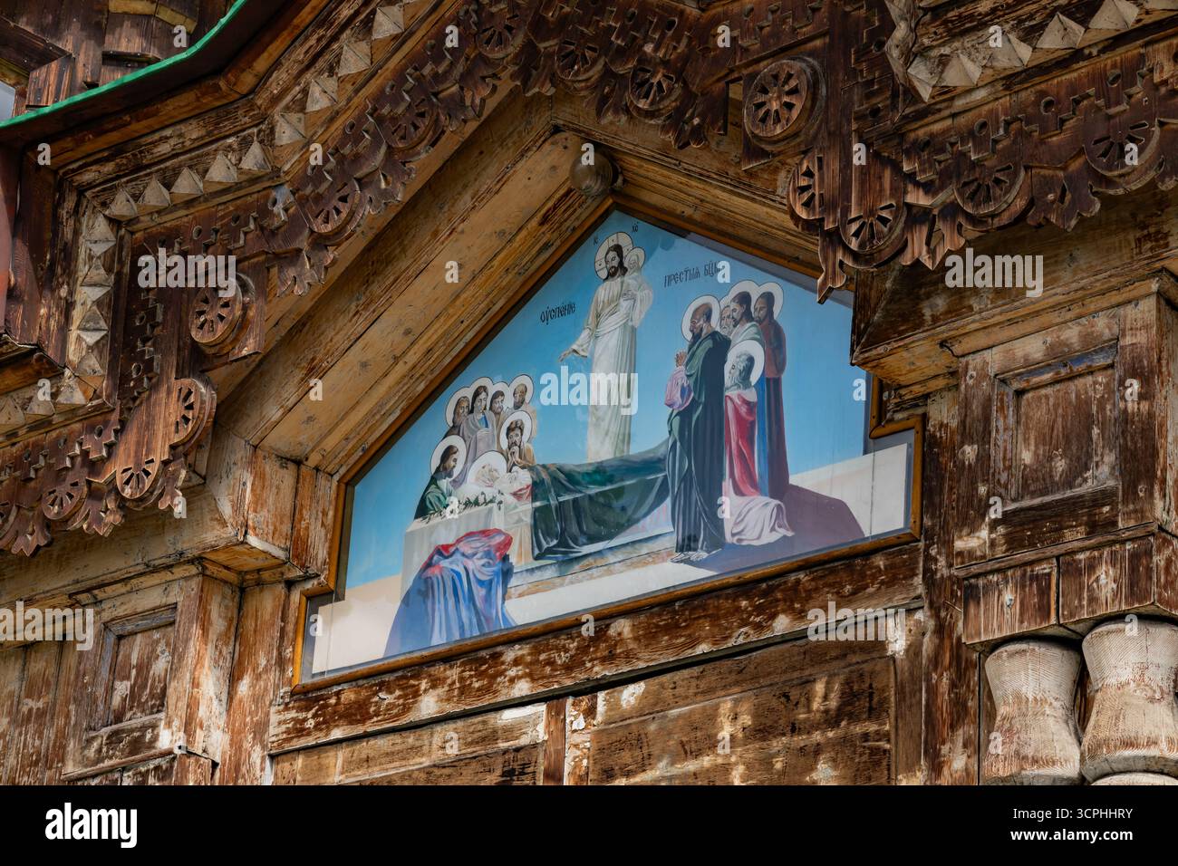 Icona sopra l'ingresso alla Cattedrale della Santissima Trinità. Chiesa in legno, architettura. Diocesi del Kirghizistan della Chiesa ortodossa russa. Karakol, Kirghizistan Foto Stock