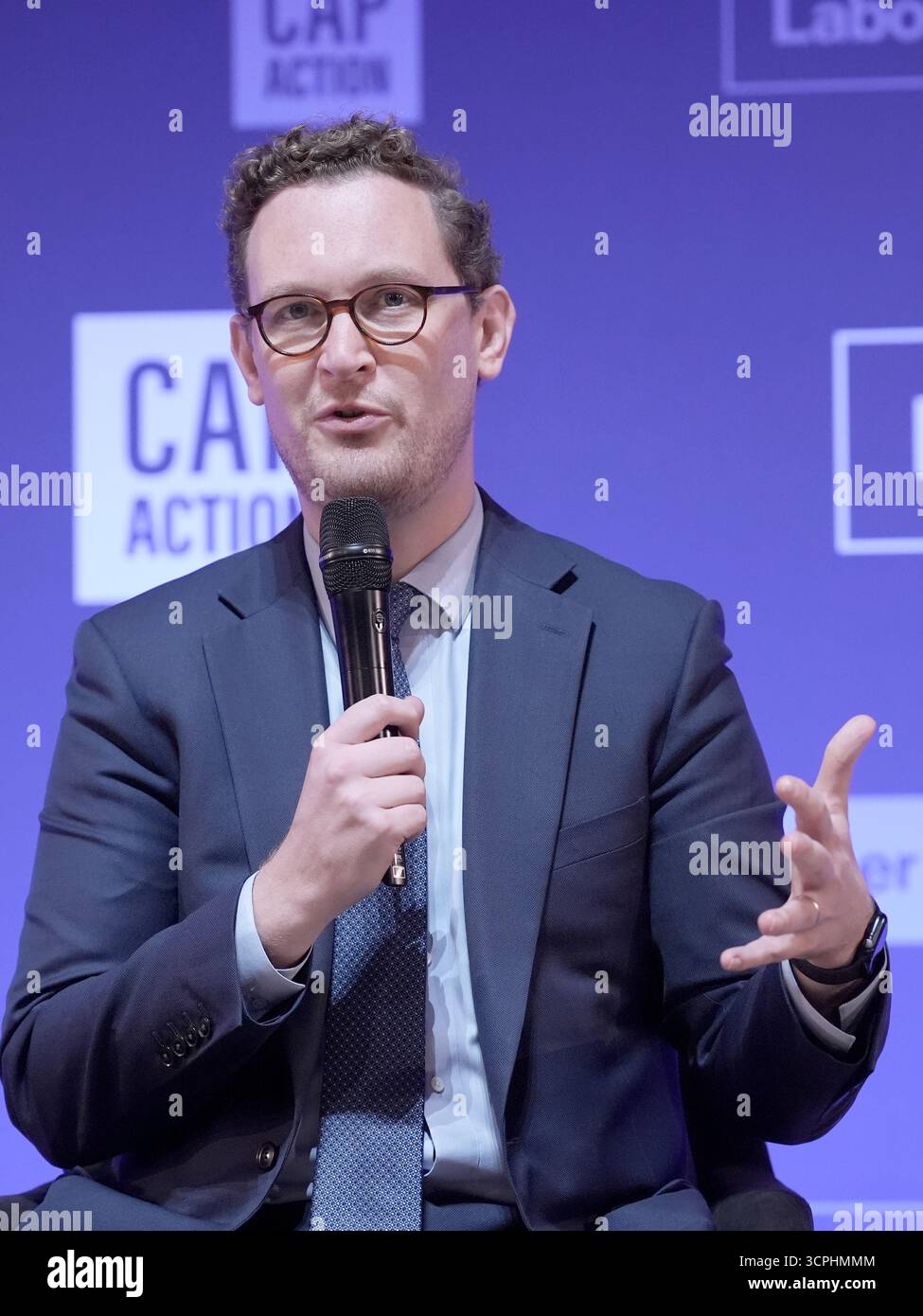 Il ministro delle relazioni intergovernative Darren Jones interviene durante il Global Progress Action Summit, alla Methodist Central Hall di Westminster, Londra. Data foto: Venerdì 26 settembre 2025. Foto Stock