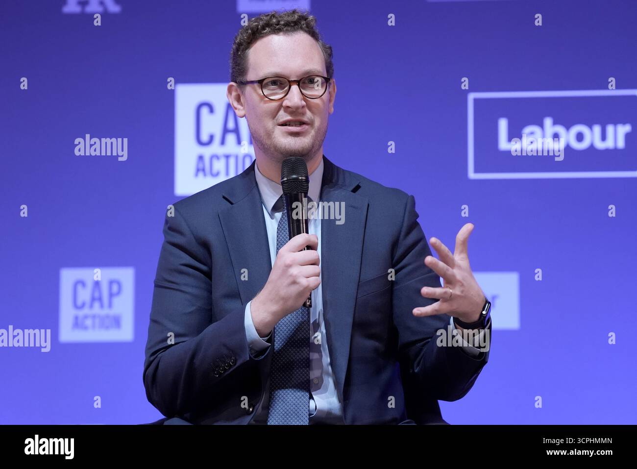 Il ministro delle relazioni intergovernative Darren Jones interviene durante il Global Progress Action Summit, alla Methodist Central Hall di Westminster, Londra. Data foto: Venerdì 26 settembre 2025. Foto Stock