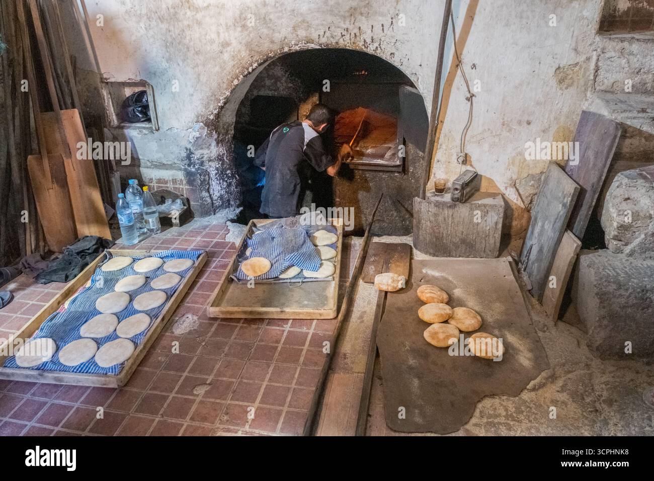 Preparare il pane in una panetteria tradizionale a Fez, Marocco, Nord Africa Foto Stock