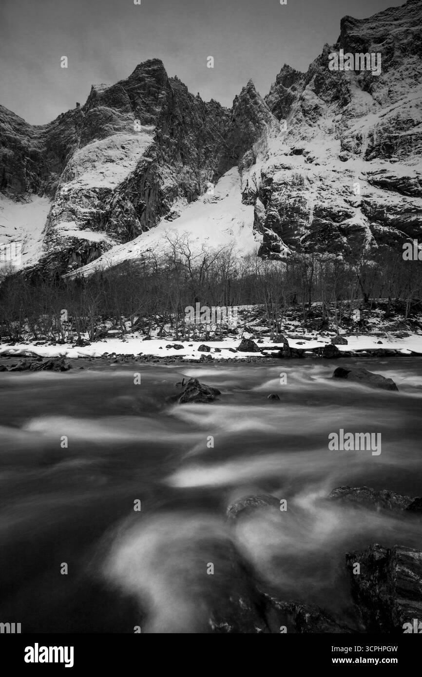 Mattina d'inverno sul fiume Rauma e sul muro del Troll, sulla valle di Romsdalen, Åndalsnes, Rauma kommune, Møre og Romsdal, Norvegia. Foto Stock