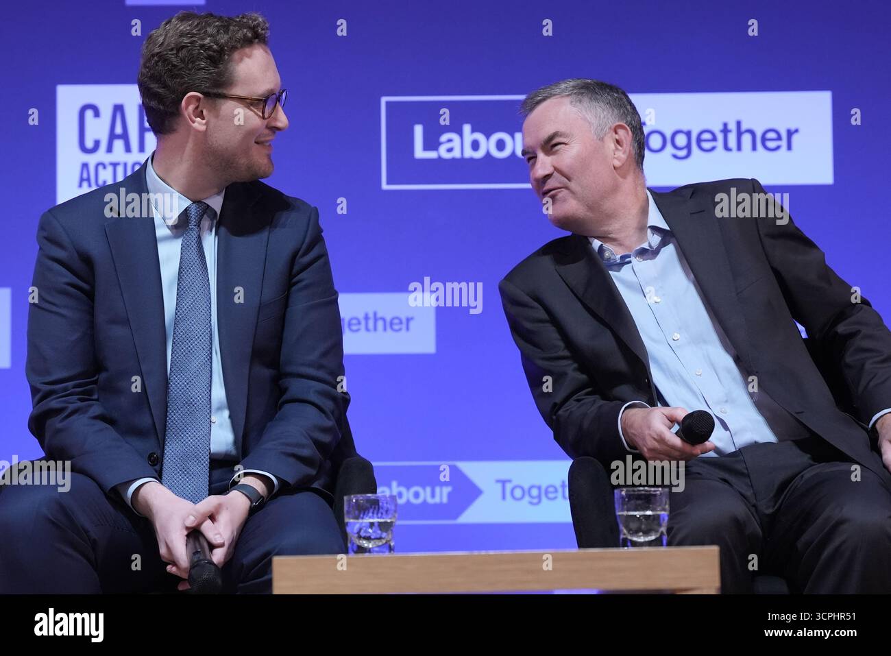 Il ministro delle relazioni intergovernative Darren Jones parla (a sinistra) e David Gauke durante il Global Progress Action Summit, alla Methodist Central Hall di Westminster, Londra. Data foto: Venerdì 26 settembre 2025. Foto Stock