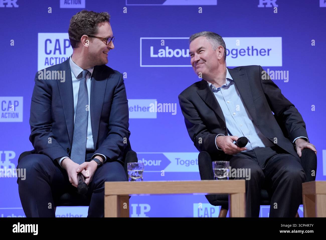 Il ministro delle relazioni intergovernative Darren Jones parla (a sinistra) e David Gauke durante il Global Progress Action Summit, alla Methodist Central Hall di Westminster, Londra. Data foto: Venerdì 26 settembre 2025. Foto Stock