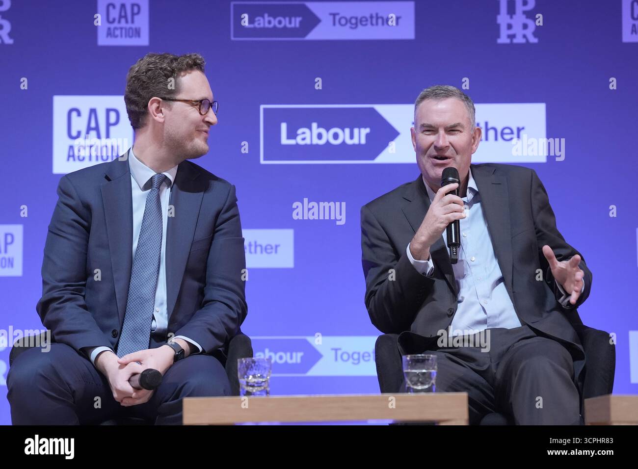 Il ministro delle relazioni intergovernative Darren Jones parla (a sinistra) e David Gauke durante il Global Progress Action Summit, alla Methodist Central Hall di Westminster, Londra. Data foto: Venerdì 26 settembre 2025. Foto Stock