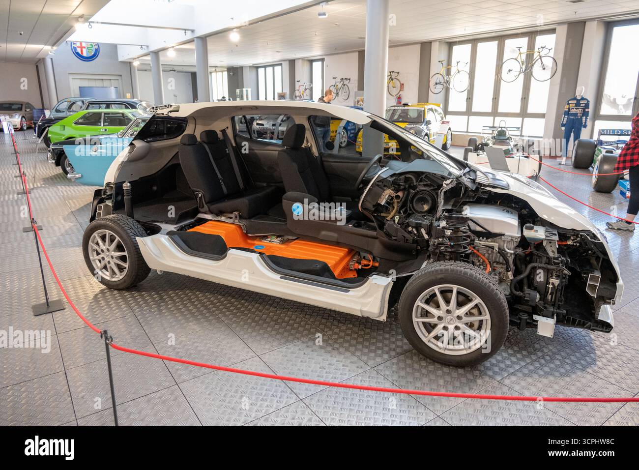 Salamanca, Spagna - 25 marzo 23: Vista in sezione di un'auto elettrica che mostra i suoi componenti interni in un ambiente museale. Foto Stock