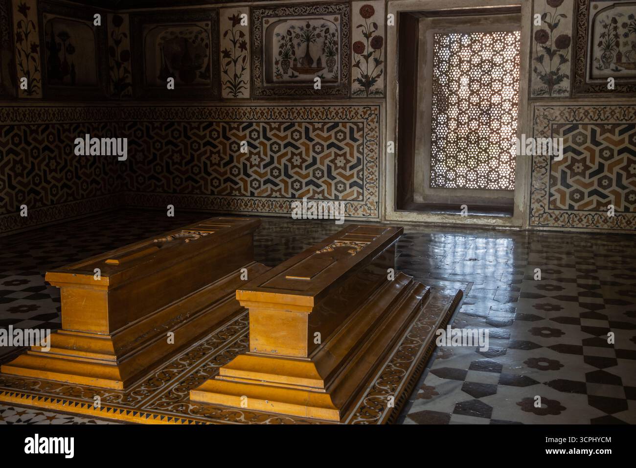 Tomba di i'timād-ud-Daulah. Mausoleo in marmo bianco, Baby Taj, con intarsi in pietra dura, incastonato in charbag, il giardino indo-persiano. Agra, India Foto Stock