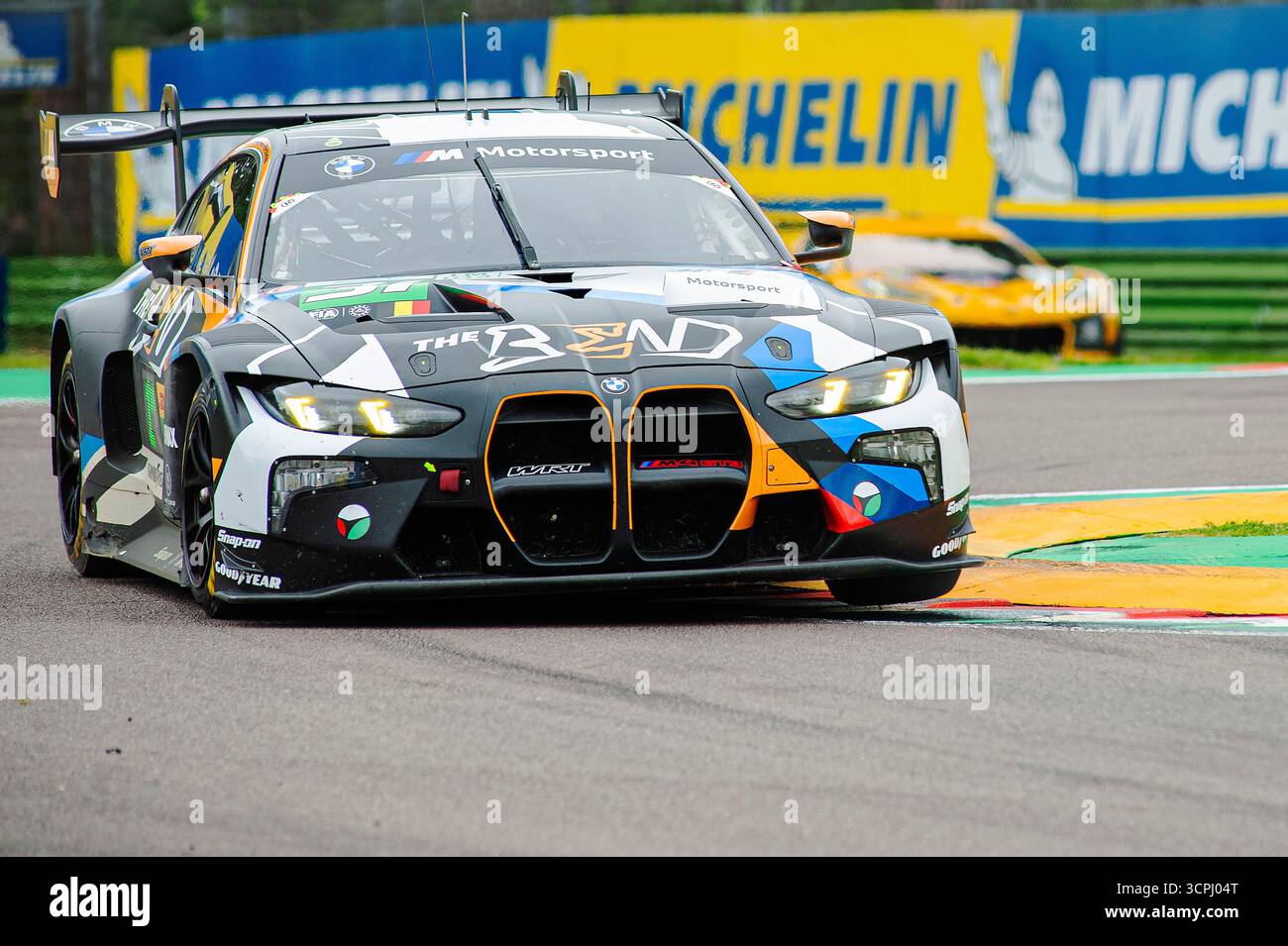FIA World Endurance Championship Imola, prove libere venerdì 2025-04-18 BMW Hypercar e LMGt3 fuori pista alla curva alta variante Foto Stock