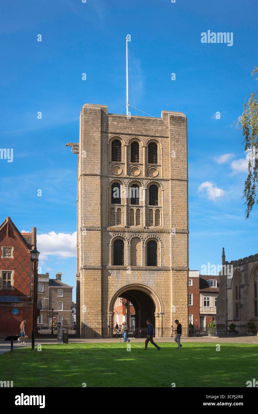 Architettura normanna nel Regno Unito, vista del campanile normanno del XII secolo e del portone situato a Bury St. Edmunds, Suffolk, Inghilterra. Foto Stock