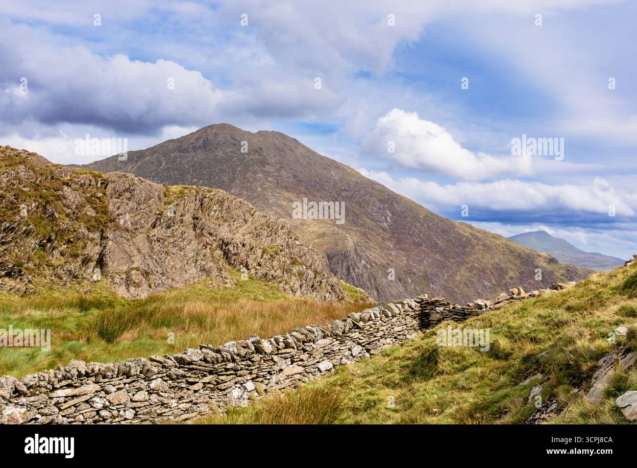 Ammira il muro di pietra sul versante della montagna Yr Aran fino a Y Lliwedd nel parco nazionale di Snowdonia. Rhyd DDU, Beddgelert, Gwynedd, Galles del nord, Regno Unito, Regno Unito Foto Stock