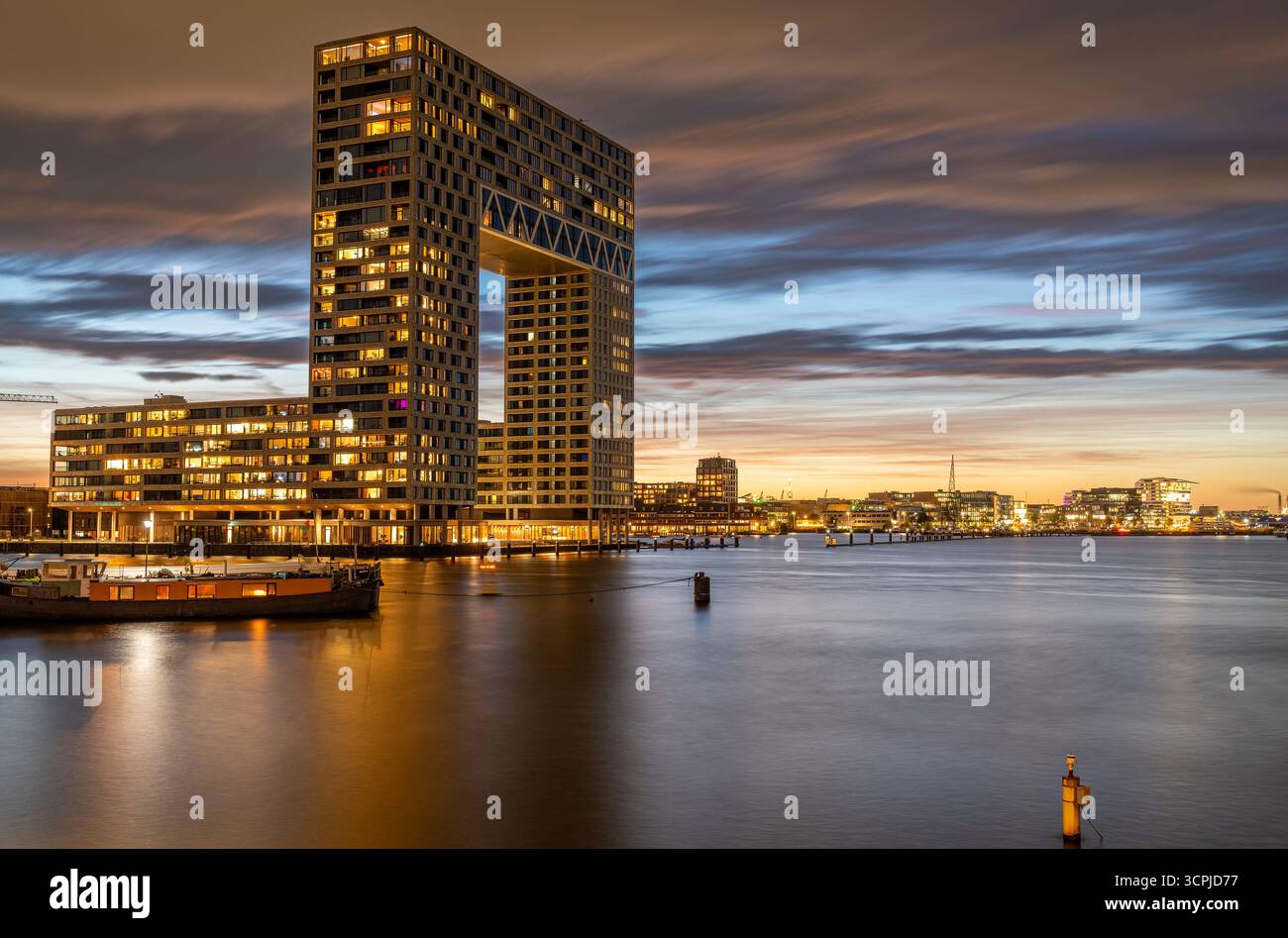 Vista al tramonto del quartiere Houthaven e del complesso residenziale Pontsteiger ad Amsterdam, Paesi Bassi Foto Stock