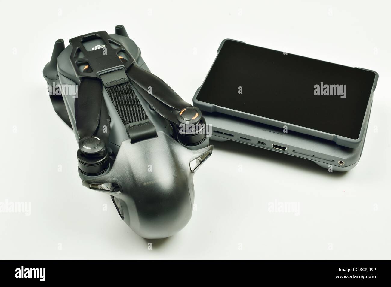 Nuova Delhi, India 24 settembre 2025 :- dji mavic 4 pro variante da 512 gb su sfondo bianco Foto Stock
