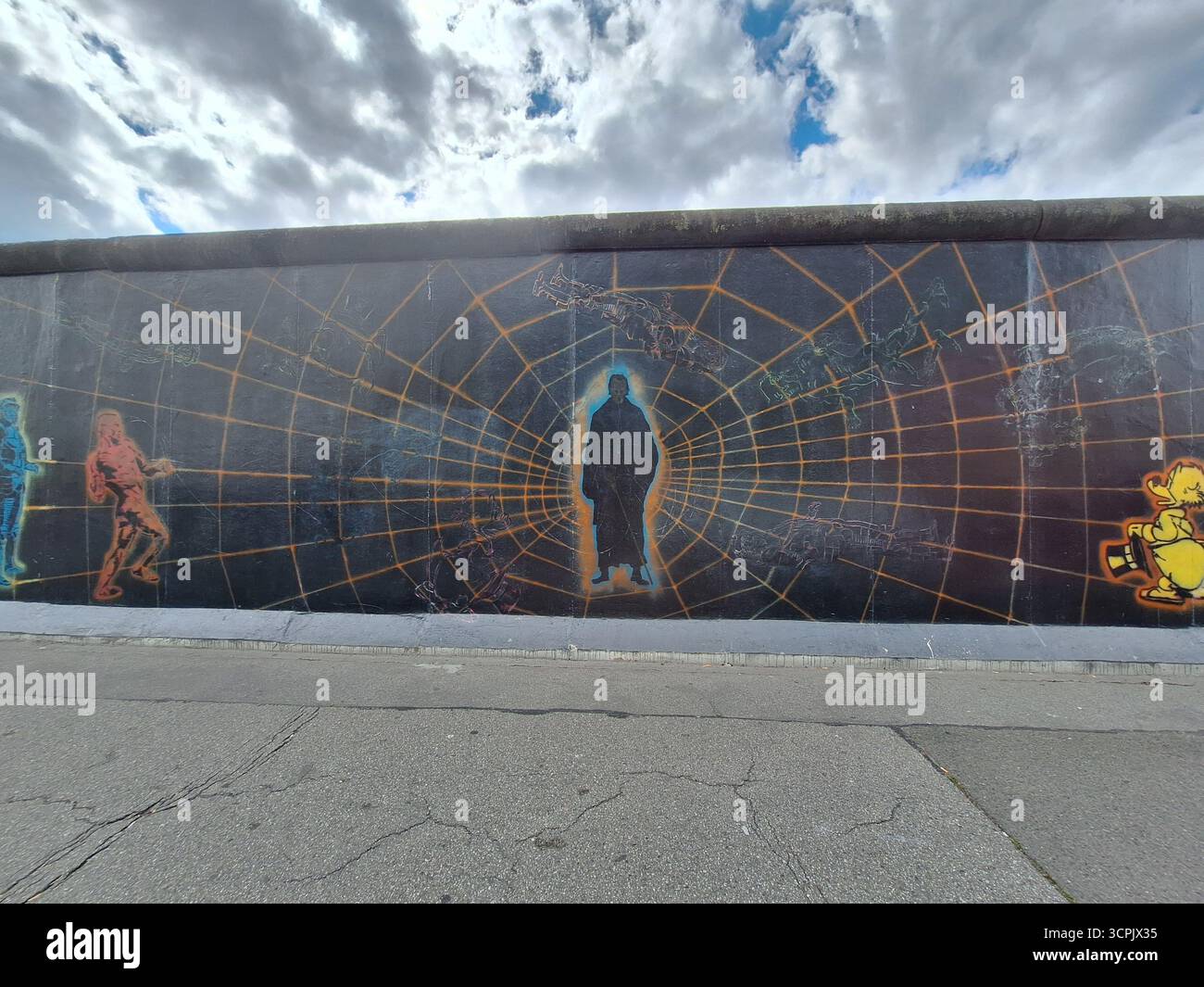 Iconico dipinto murale di Street art su un pezzo originale del muro di Berlino presso la storica East Side Gallery di Berlino, Germania Foto Stock