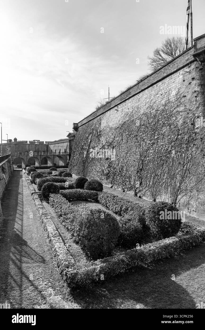 Il castello di Montjuic è un'antica fortezza militare, le cui radici risalgono al 1640, costruita sulla cima della collina di Montjuic a Barcellona, in Catalogna, in Spagna. Foto Stock