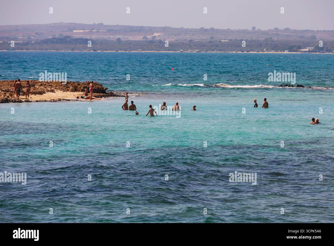 Turisti che nuotano alla spiaggia di Agia Thekla, Sotira, Cipro. Foto Stock