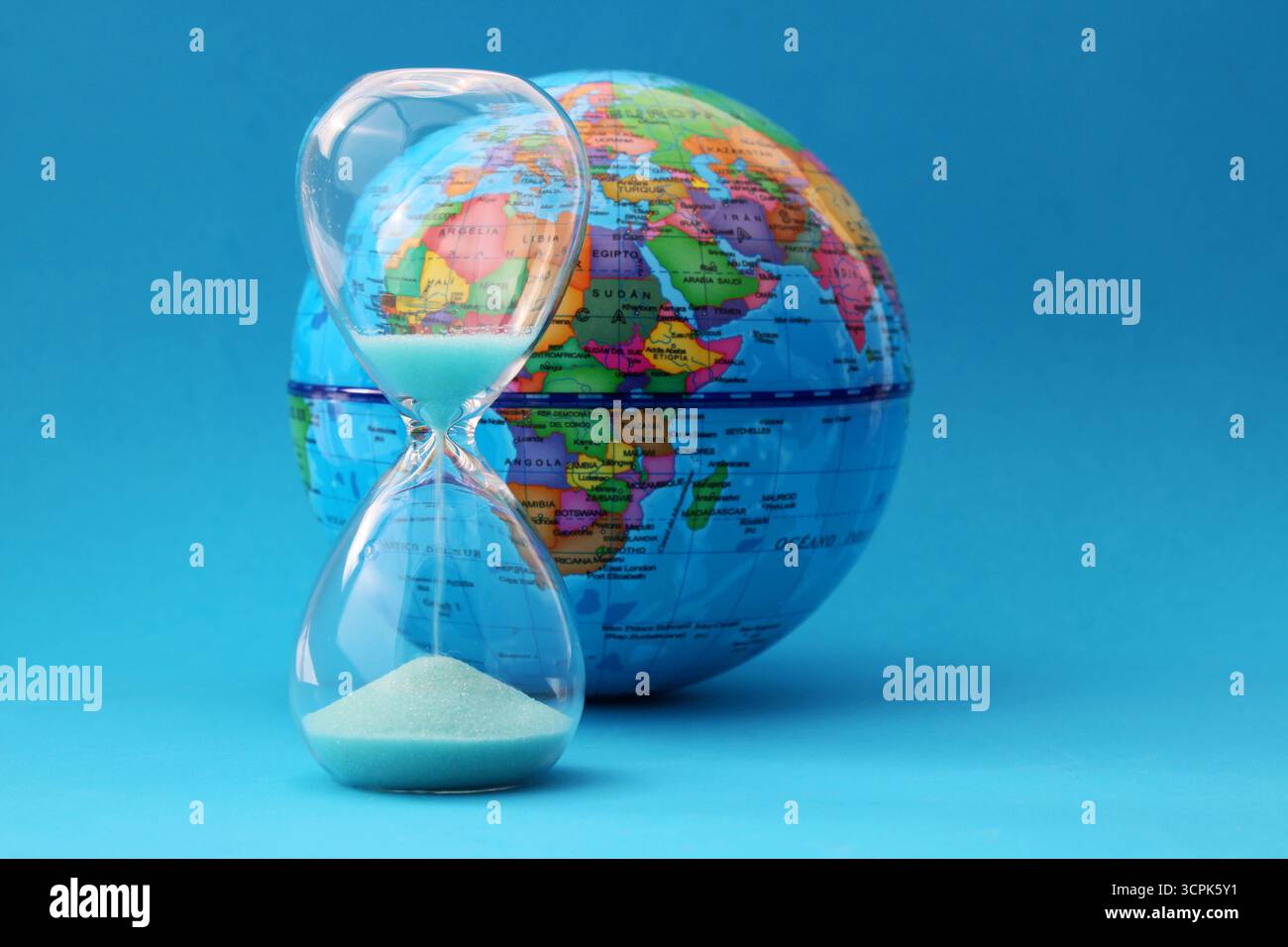 Clessidra e pianeta Terra, l'importanza del tempo per la sua cura (testo in spagnolo) Foto Stock