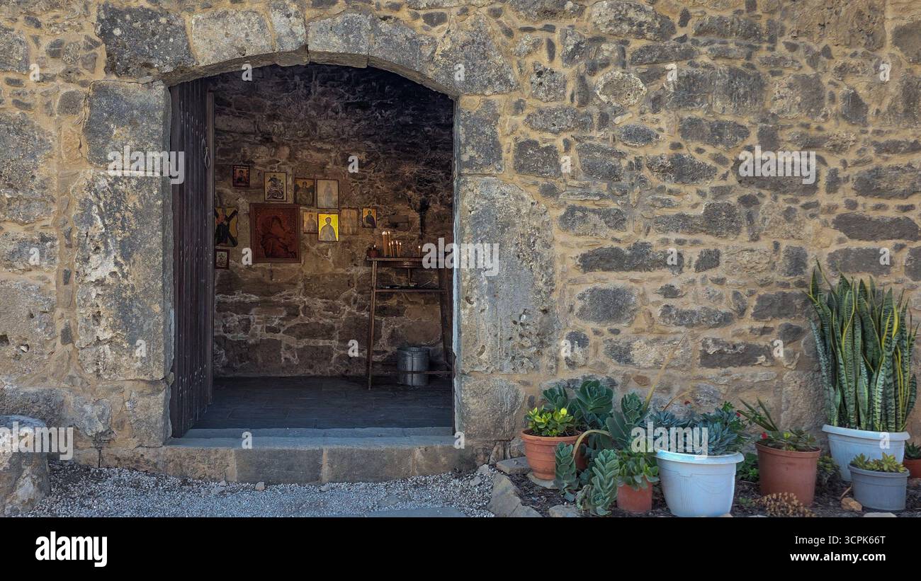 Piccola porta d'ingresso della vecchia chiesa a Peyia, Cipro. Cappella religiosa ortodossa Foto Stock