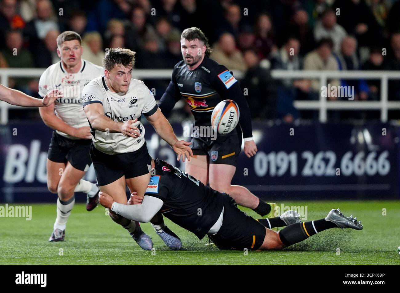 Theo Dan di Saracens (a sinistra) viene placcato da George McGuigan dei Newcastle Red Bulls durante il Gallagher PREM match a Kingston Park, Newcastle upon Tyne. Data foto: Venerdì 26 settembre 2025. Foto Stock