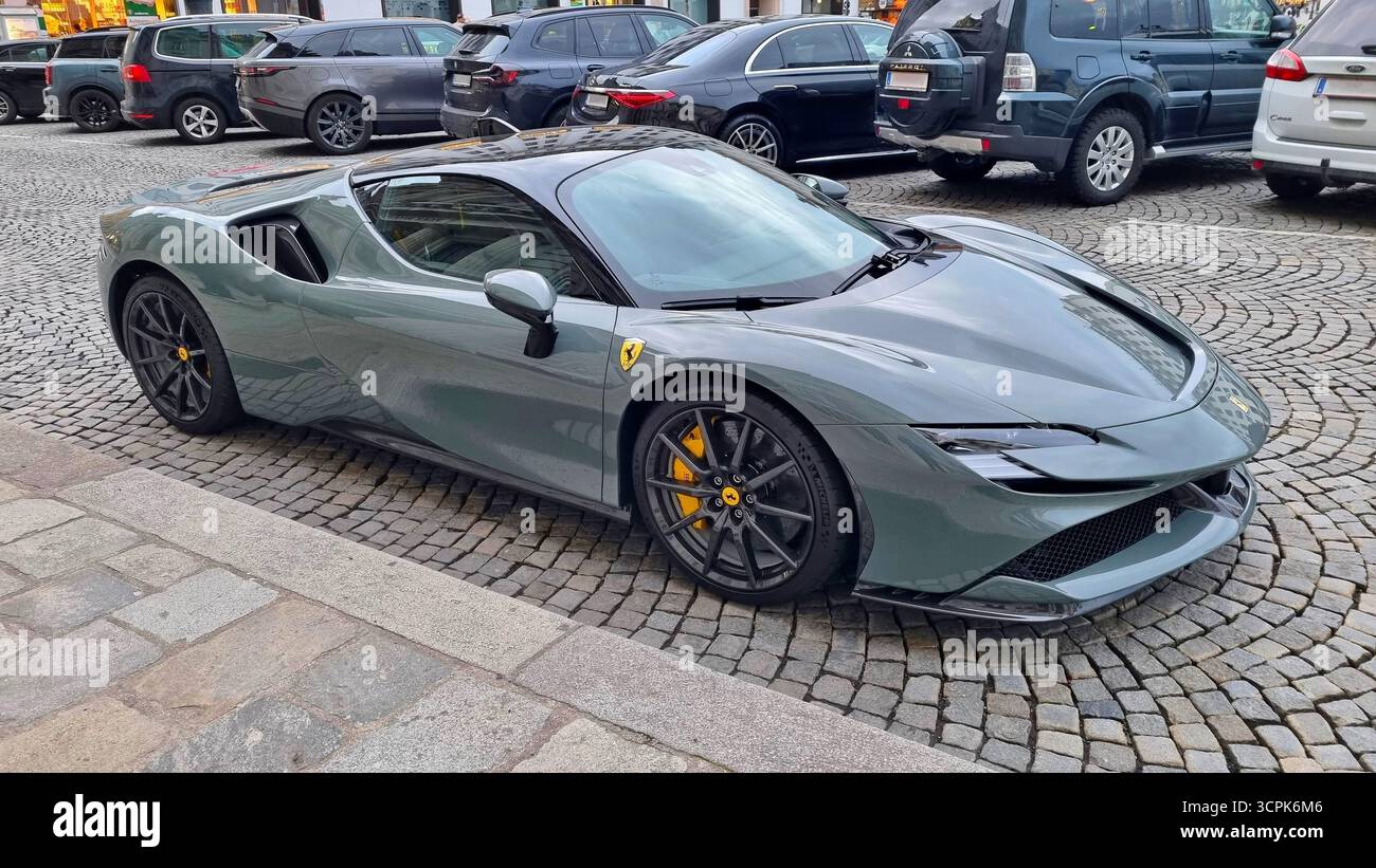 Una moderna auto sportiva, la Ferrari SF90 stradale, sulla strada di Vienna, la capitale dell'Austria Foto Stock