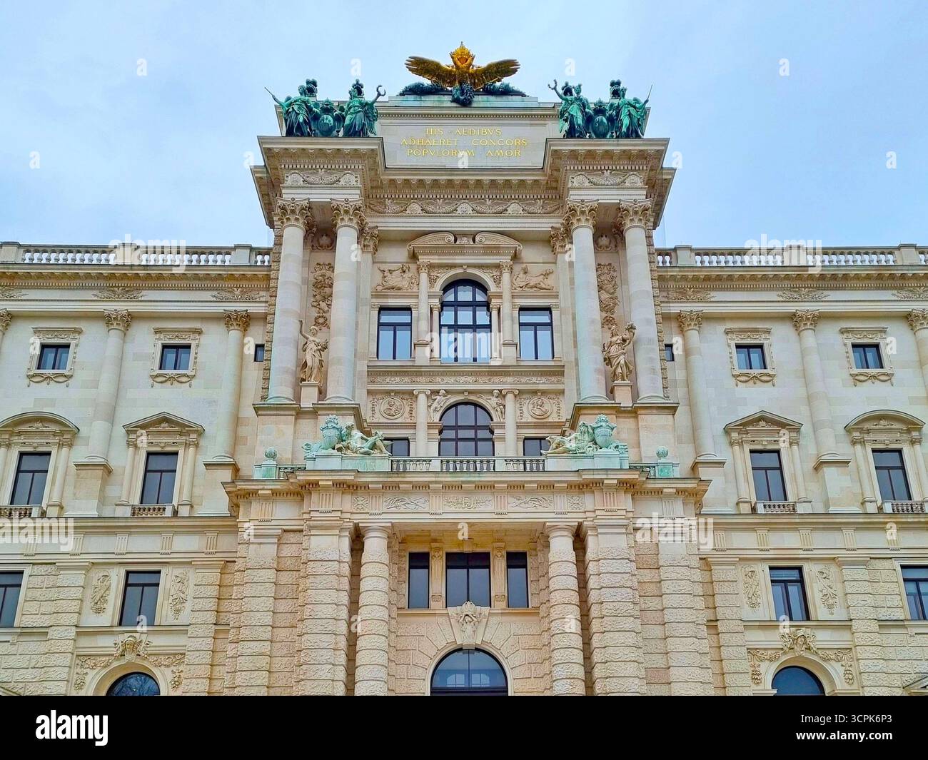 Vista dell'opulenta facciata barocca del Palazzo Hofburg dal parco Burggarten di Vienna, Austria Foto Stock