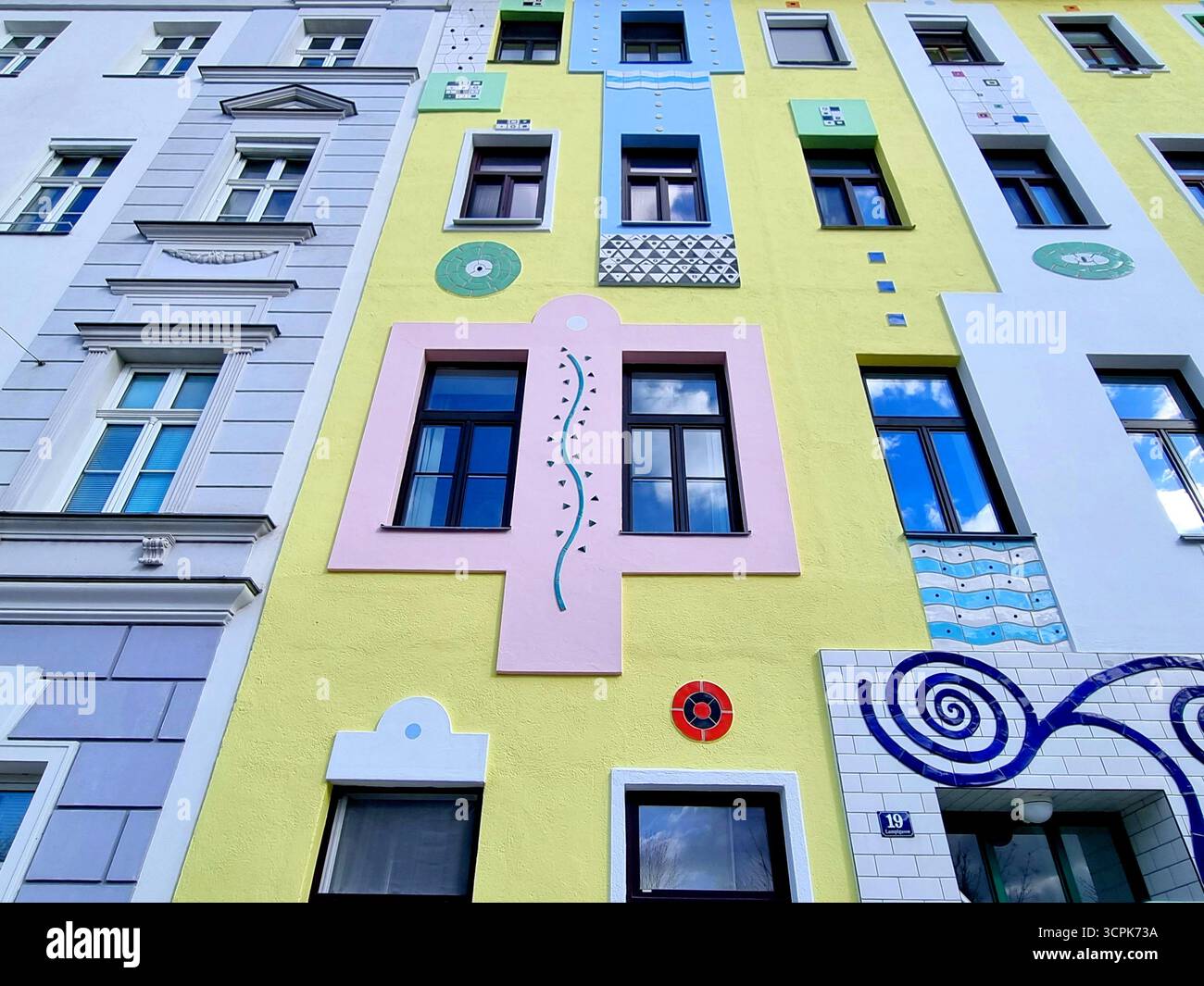 Facciata colorata decorata artisticamente di un'antica casa residenziale a Vienna, Austria Foto Stock
