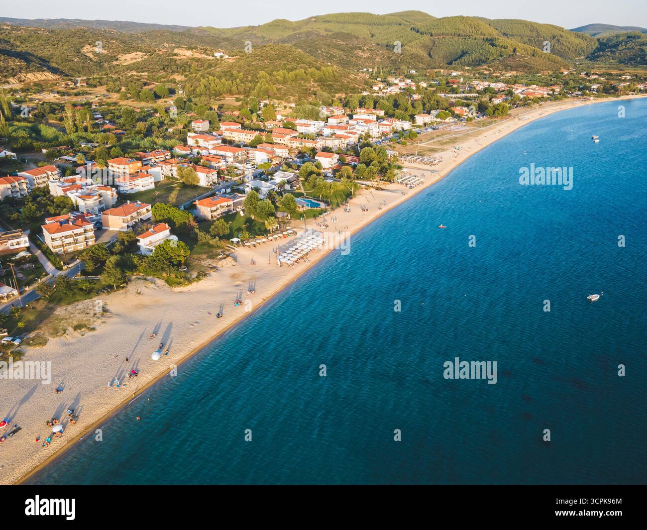 Vista aerea panoramica della spiaggia di Toroni a Sithonia, in Grecia, con impressionanti superfici d'acqua e costa sabbiosa Foto Stock