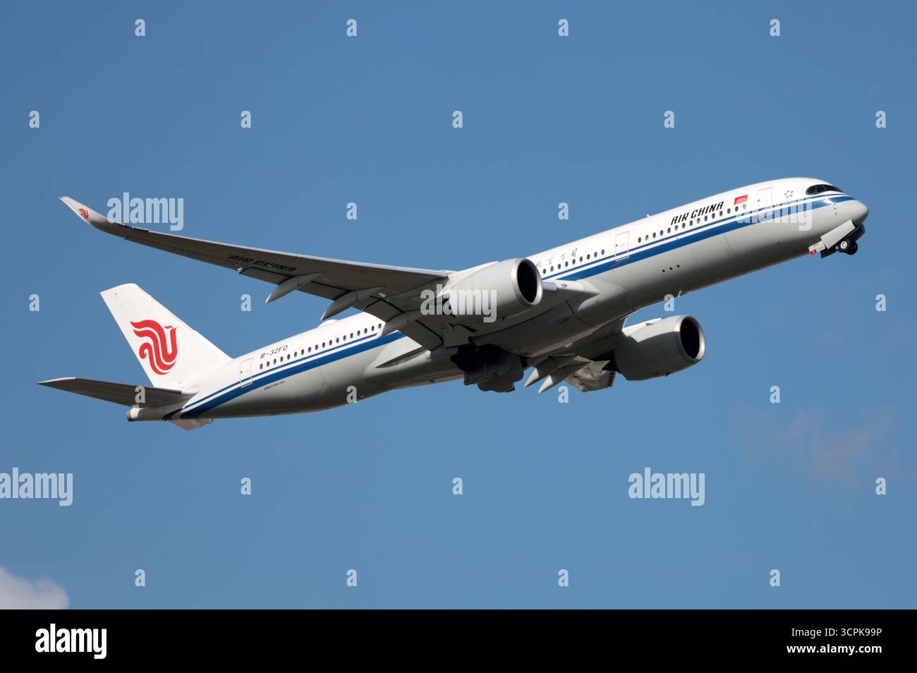 Un Airbus A350-900 di Air China parte dall'aeroporto di Londra Gatwick Foto Stock