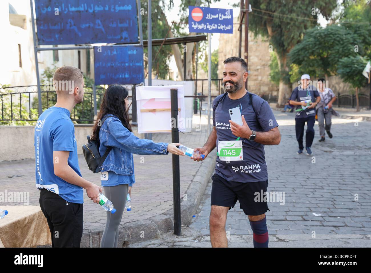 La prima maratona di Damasco dopo la caduta del regime di Assad. Damasco, Siria, 26 settembre, 2025 2.500 corridori di diverse fasce d'età hanno partecipato alla prima Maratona di Damasco dopo la caduta del regime di Assads. La gara è iniziata sulla Airport Road e si è conclusa in Piazza Umayyad nel cuore della capitale. Damasco Siria Copyright: XMohammadxBashirxAldaherx Foto Stock