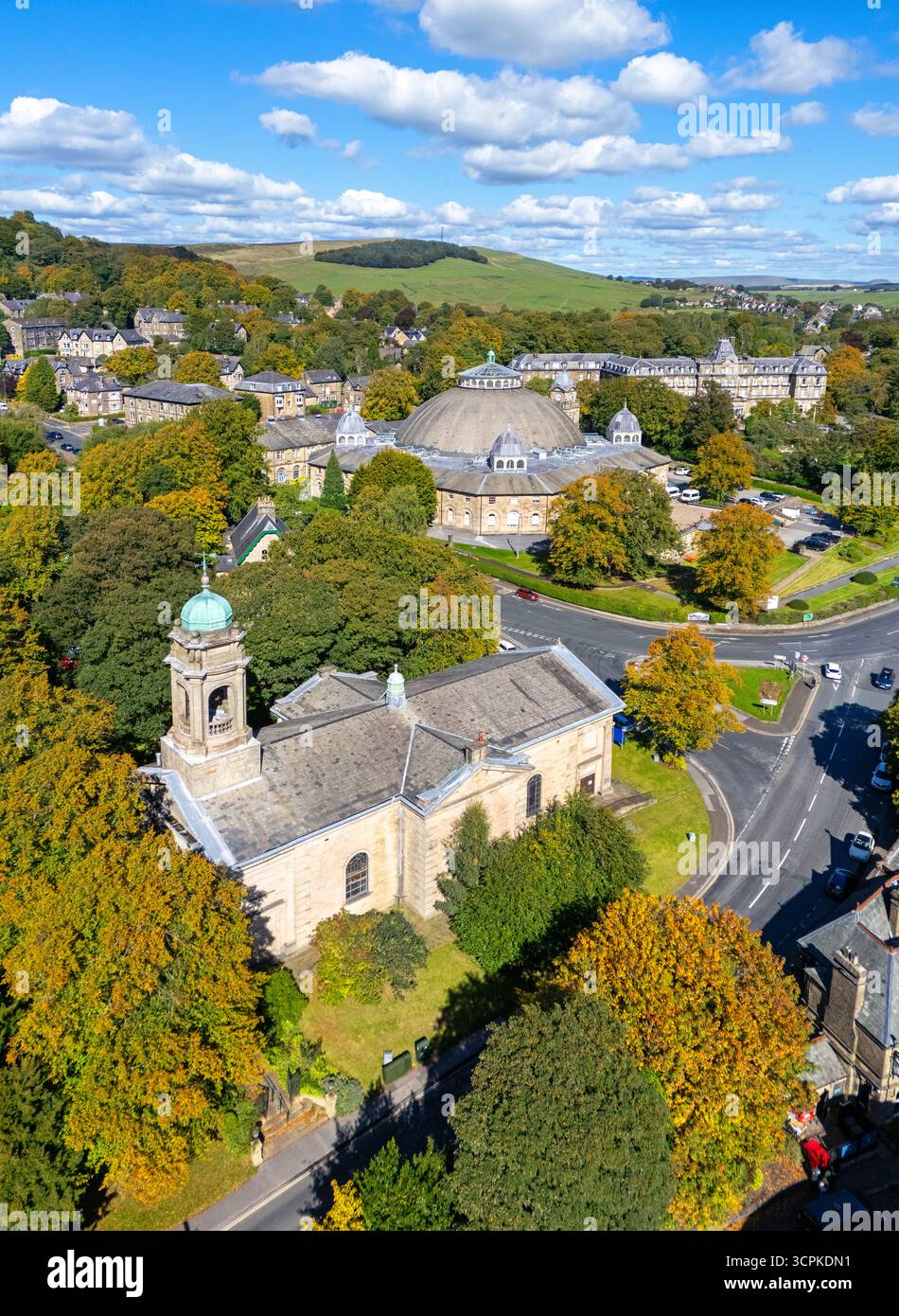 Buxton, Derbyshire, Regno Unito. 09.22.2025 immagine aerea di Buxton nel Peak District crogiolandosi in splendidi colori autunnali. 22 settembre 2025. Foto Stock