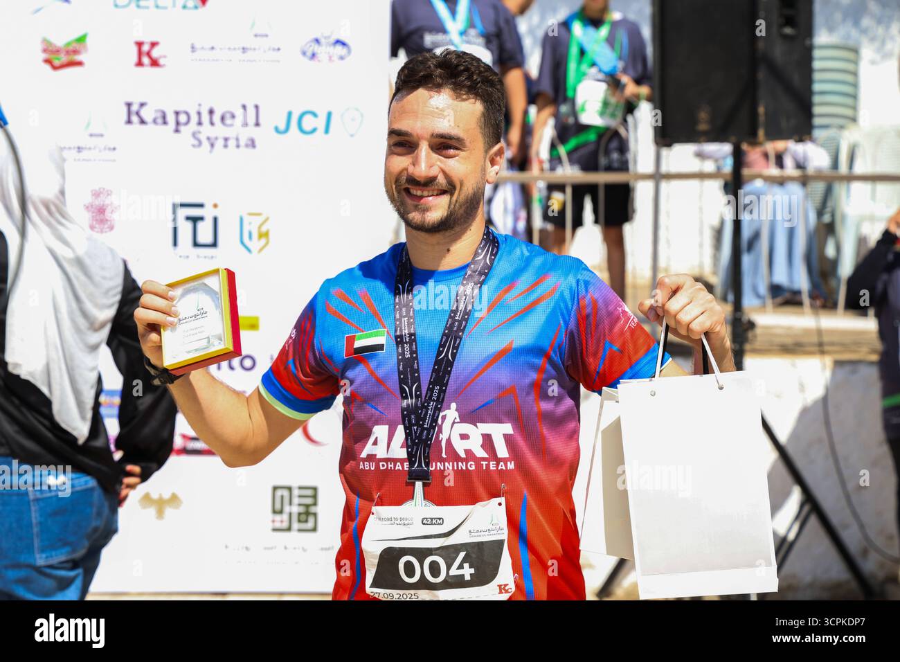 La prima maratona di Damasco dopo la caduta del regime di Assad. Damasco, Siria, 26 settembre, 2025 2.500 corridori di diverse fasce d'età hanno partecipato alla prima Maratona di Damasco dopo la caduta del regime di Assads. La gara è iniziata sulla Airport Road e si è conclusa in Piazza Umayyad nel cuore della capitale. Damasco Siria Copyright: XMohammadxBashirxAldaherx Foto Stock