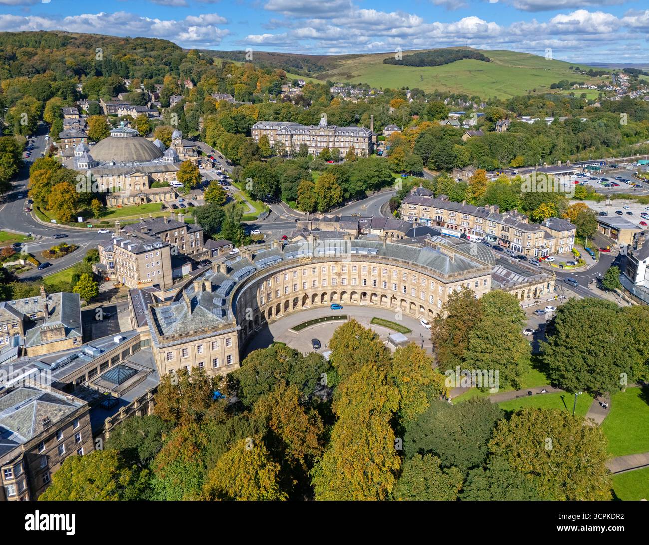 Buxton, Derbyshire, Regno Unito. 09.22.2025 immagine aerea di Buxton nel Peak District crogiolandosi in splendidi colori autunnali. 22 settembre 2025. Foto Stock