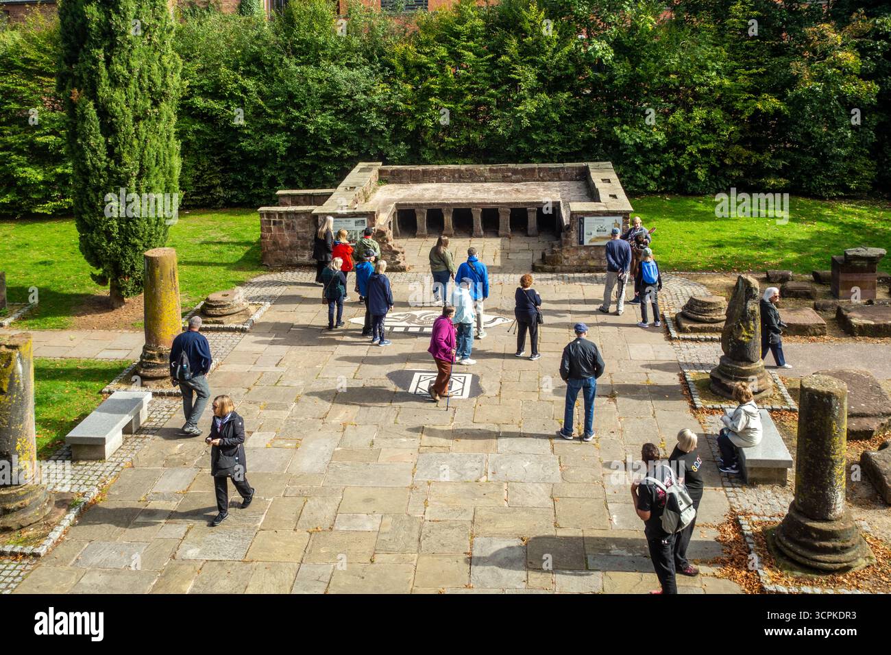 I giardini romani di Chester presentano eleganti giardini delimitati da antiche mura romane della città e presentano frammenti di fortezze scavate. Foto Stock