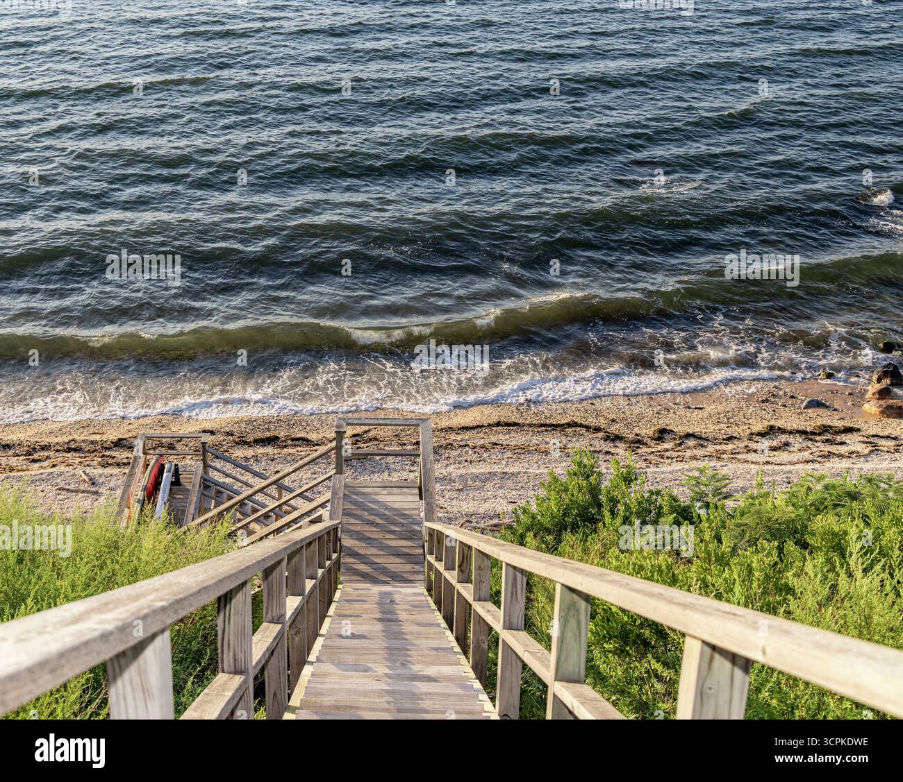 scale ripide che portano alla spiaggia Foto Stock
