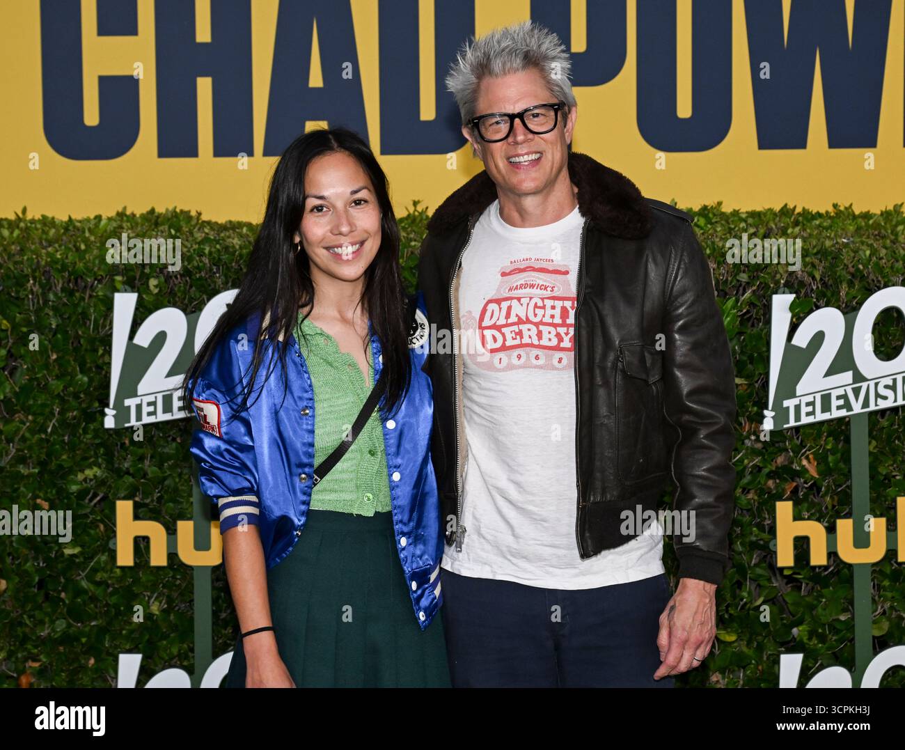 25 settembre 2025, Pasadena, California, USA: Direttore americano, la produttrice e sceneggiatrice EMILY TING e l'attore, produttore, sceneggiatore e interprete di stunt americano Johnny Knoxville partecipano alla prima mondiale di Huluâ€™s â œChad Powers, la Red Carpet. (Credit Image: © Billy Bennight/ZUMA Press Wire) SOLO PER USO EDITORIALE! Non per USO commerciale! Foto Stock