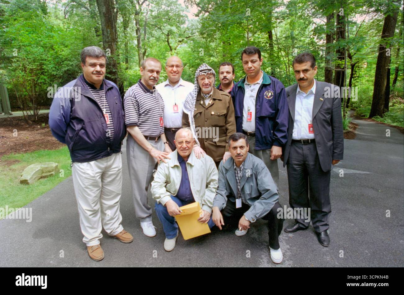 Il presidente dell'Autorità palestinese Yasser Arafat e la delegazione palestinese a Camp David durante il vertice israelo-palestinese, Frederick County, Maryland, USA, David Scull, White House Photographer, 20 luglio 2000 Foto Stock