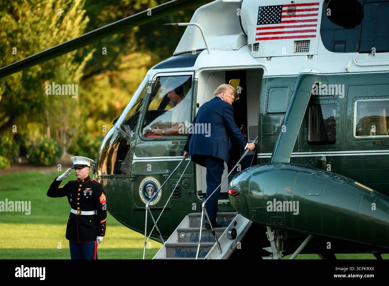 Il presidente Donald J. Trump si imbarca su Marine One sul South Lawn della Casa Bianca in viaggio verso la base congiunta Andrews per il suo viaggio a New York City per partecipare alla 80a sessione dell'Assemblea generale delle Nazioni Unite. Washington, D.C. 22 settembre 2025. Per gentile concessione della Casa Bianca. Foto Stock