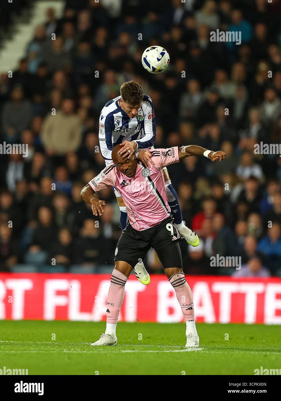 WEST BROMWICH, INGHILTERRA - SETTEMBRE 26: Chris Mepham di West Bromwich Albion vince un colpo di testa contro Jordan Ayew di Leicester City durante l'EFL Championship match tra West Bromwich Albion e Leicester City agli Hawthorns il 26 settembre 2025 a West Bromwich, Regno Unito. (Foto di Mitch Davidson/Alamy Live News) Foto Stock