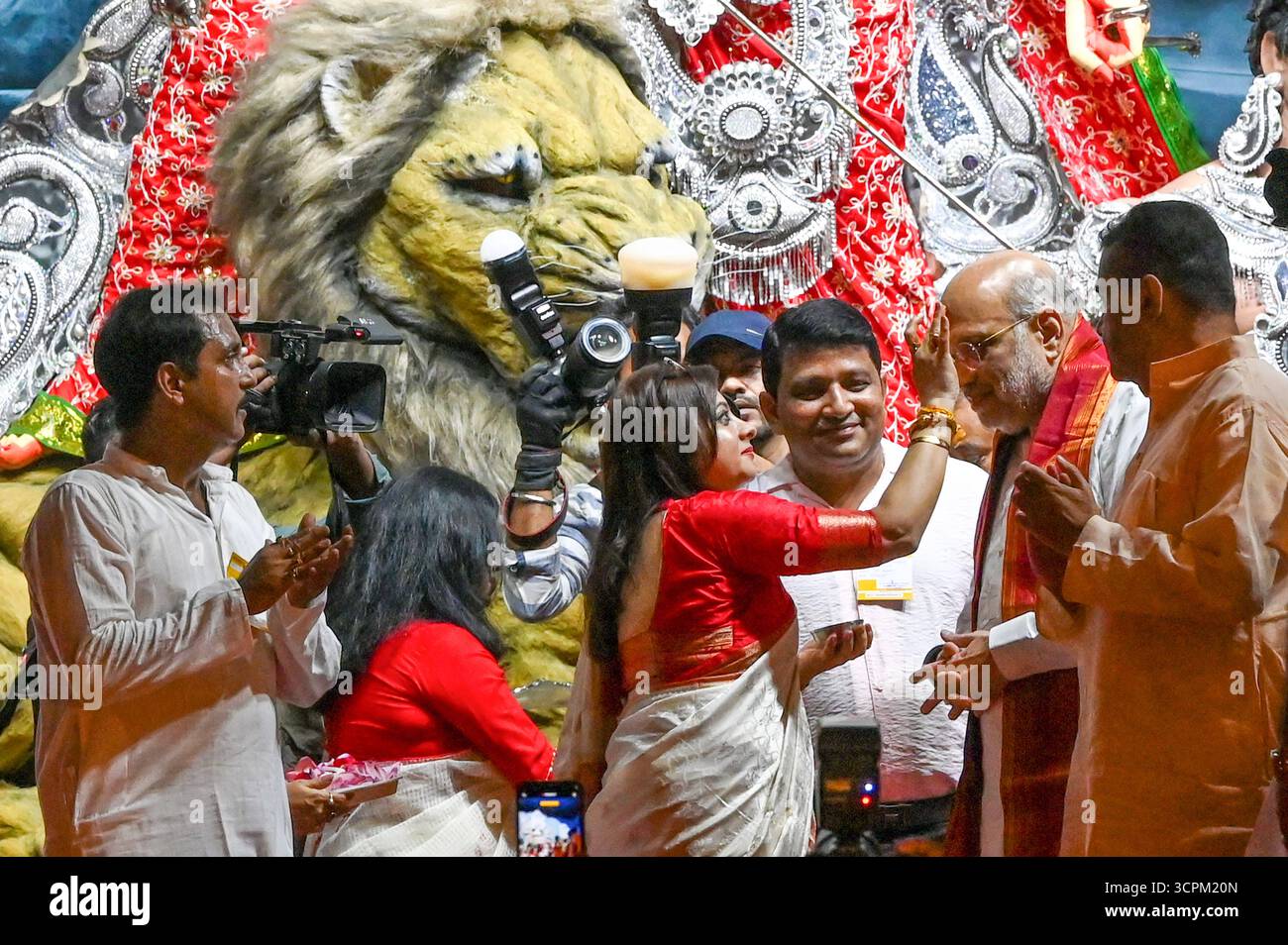 KOLKATA, INDIA - SETTEMBRE 26: I membri del Comitato danno il benvenuto al ministro dell'interno dell'Unione Amit Shah durante l'inaugurazione della struttura temporanea Durga Puja Pandal a tema dell'operazione Sindoor in Piazza Santosh Mitra il 26 settembre 2025 a Kolkata, India. Foto di Samir Jana/Hindustan Times il ministro sindacale Amit Shah inaugura l'operazione Sindoor Durga Puja Pandal a Kolkata Foto Stock
