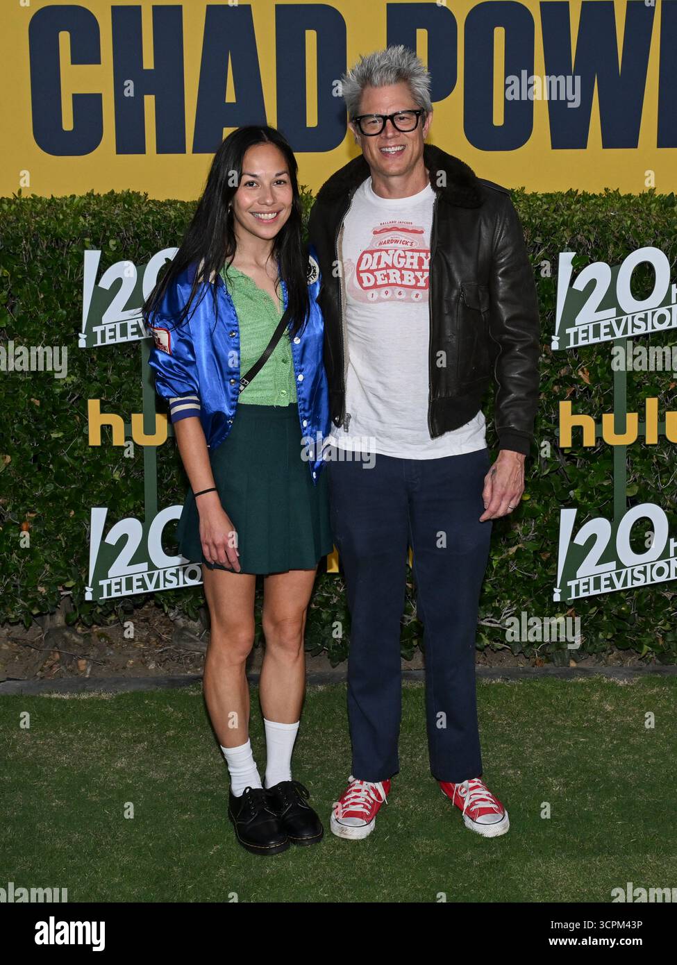 25 settembre 2025, Pasadena, California, USA: Direttore americano, la produttrice e sceneggiatrice EMILY TING e l'attore, produttore, sceneggiatore e interprete di stunt americano Johnny Knoxville partecipano alla prima mondiale di Huluâ€™s â œChad Powers, la Red Carpet. (Credit Image: © Billy Bennight/ZUMA Press Wire) SOLO PER USO EDITORIALE! Non per USO commerciale! Foto Stock