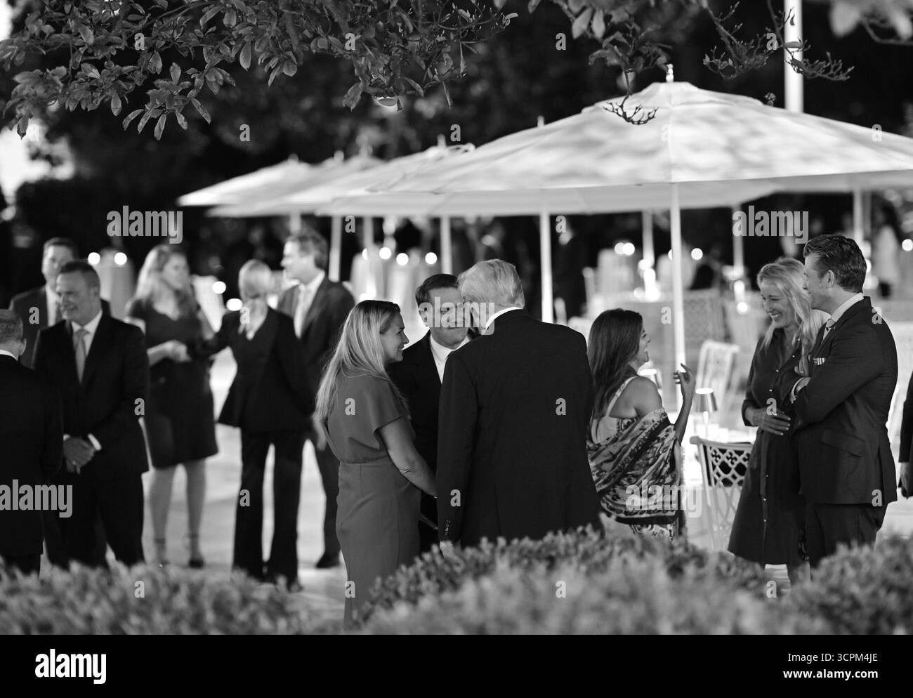 Il presidente Donald Trump ospita una cena Rose Garden Club mercoledì 24 settembre 2025 nel recentemente ristrutturato White House Rose Garden. (Foto ufficiale della Casa Bianca di Molly Riley) Foto Stock