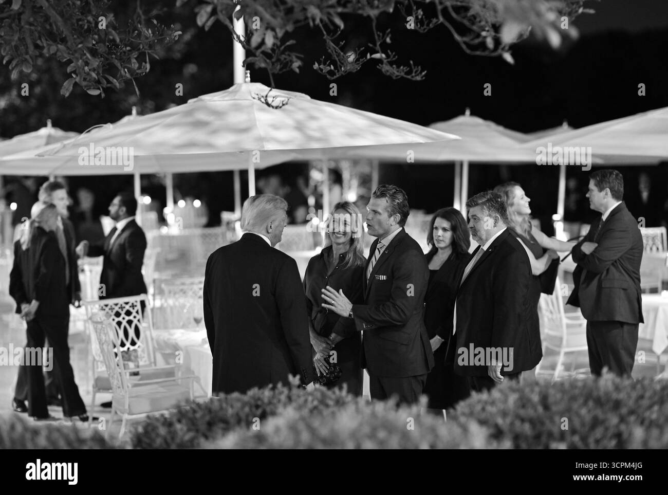 Il presidente Donald Trump ospita una cena Rose Garden Club mercoledì 24 settembre 2025 nel recentemente ristrutturato White House Rose Garden. (Foto ufficiale della Casa Bianca di Molly Riley) Foto Stock
