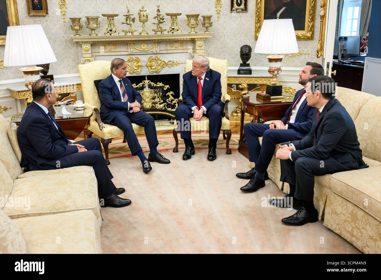Il presidente Donald Trump incontra il primo ministro pakistano Shehbaz Sharif e il feldmaresciallo Asim Munir giovedì 25 settembre 2025 presso l'Ufficio ovale. (Foto ufficiale della Casa Bianca di Daniel Torok) Foto Stock