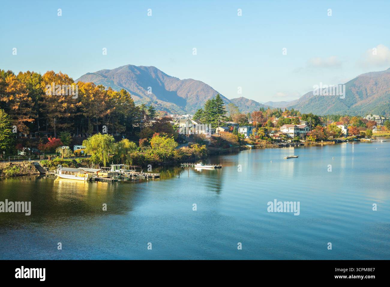 Scenario del lago Kawaguchiko nella prefettura di Yamanashi, Giappone Foto Stock