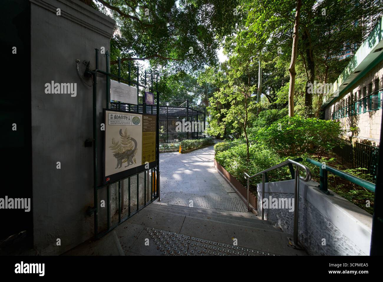 Uno degli ingressi sulla Albany Road dei Giardini Zoologici e Botanici di Hong Kong, il piu' vecchio parco e centro zoologico e botanico di Hong Kong. Foto Stock