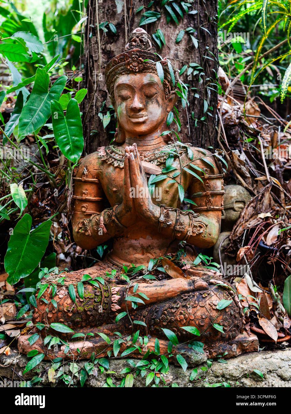 Statua di Buddha in un tempio nella foresta vicino a Chiang mai, Thailandia. Foto Stock