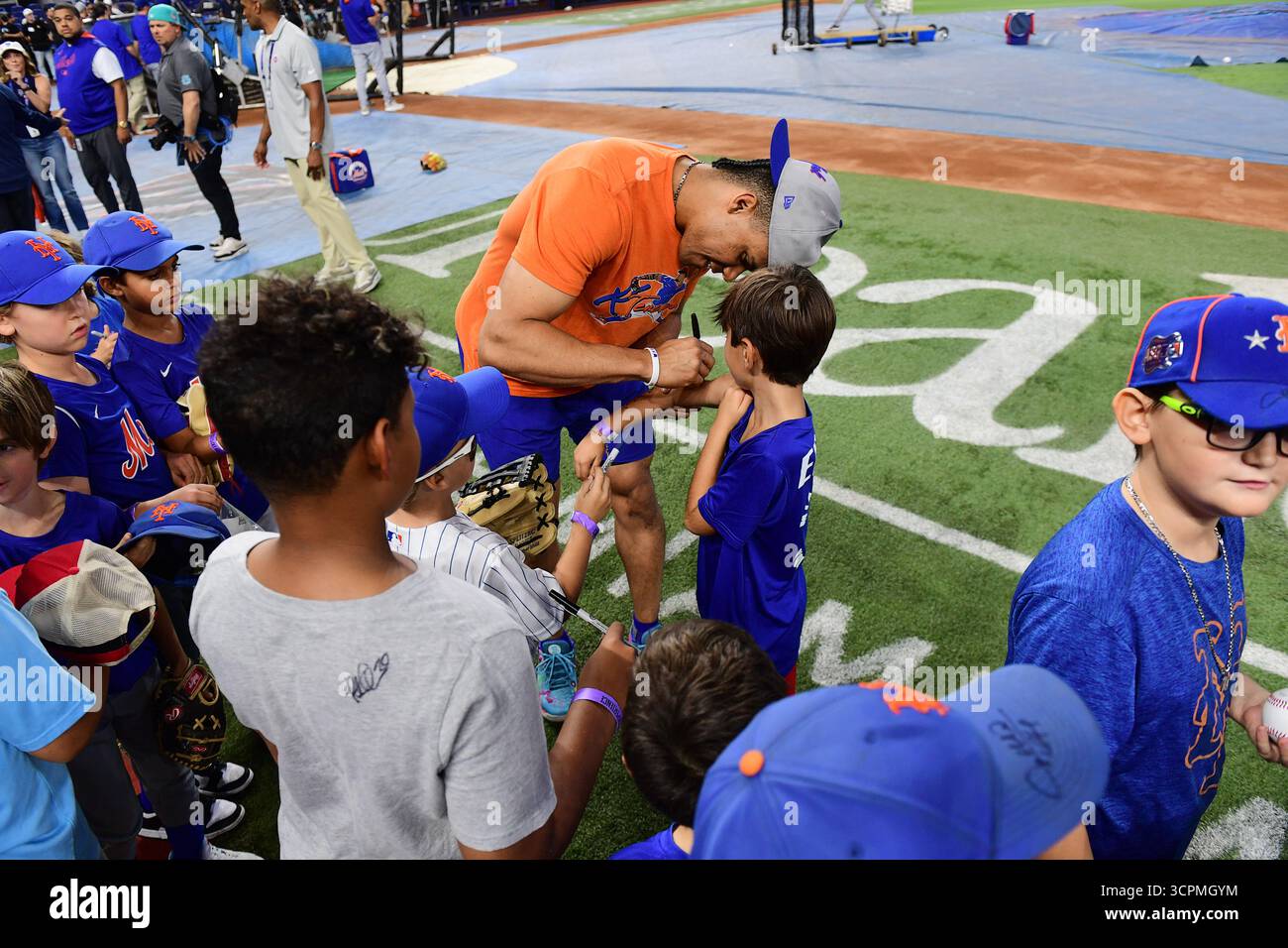 Miami, Stati Uniti. 26 settembre 2025. Juan Soto (22 anni) firma il braccio di un giovane tifoso prima della partita al LoanDepot Park il 26 settembre 2025 a Miami, Florida. (Foto di JC Ruiz/Sipa USA) credito: SIPA USA/Alamy Live News Foto Stock