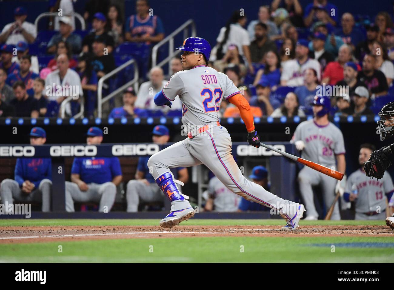 Miami, Stati Uniti. 26 settembre 2025. Juan Soto (22), il nuovo giocatore dei New York Mets, batte un singolo nel terzo inning al LoanDepot Park il 26 settembre 2025 a Miami, Florida. (Foto di JC Ruiz/Sipa USA) credito: SIPA USA/Alamy Live News Foto Stock