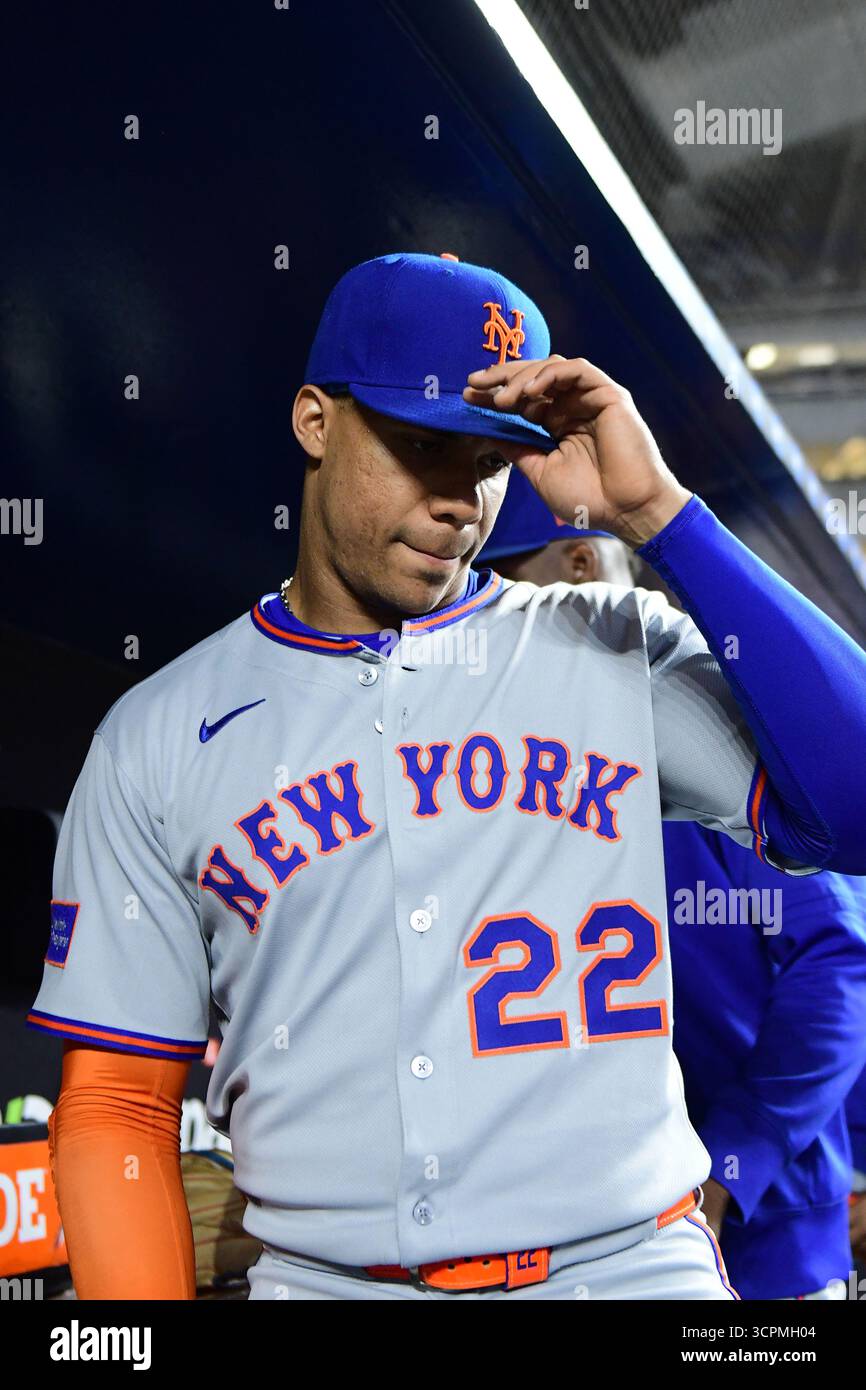 Miami, Stati Uniti. 26 settembre 2025. Juan Soto (22), l'esterno destro dei New York Mets, regola il suo cappello prima della partita al LoanDepot Park il 26 settembre 2025 a Miami, Florida. (Foto di JC Ruiz/Sipa USA) credito: SIPA USA/Alamy Live News Foto Stock