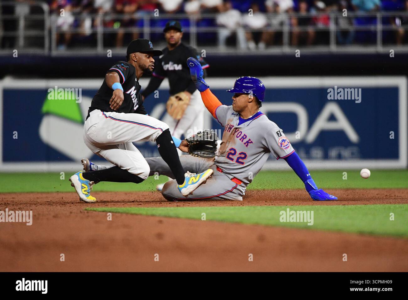 Miami, Stati Uniti. 26 settembre 2025. Juan Soto (22) ruba la seconda base nel terzo inning al LoanDepot Park il 26 settembre 2025 a Miami, Florida. (Foto di JC Ruiz/Sipa USA) credito: SIPA USA/Alamy Live News Foto Stock