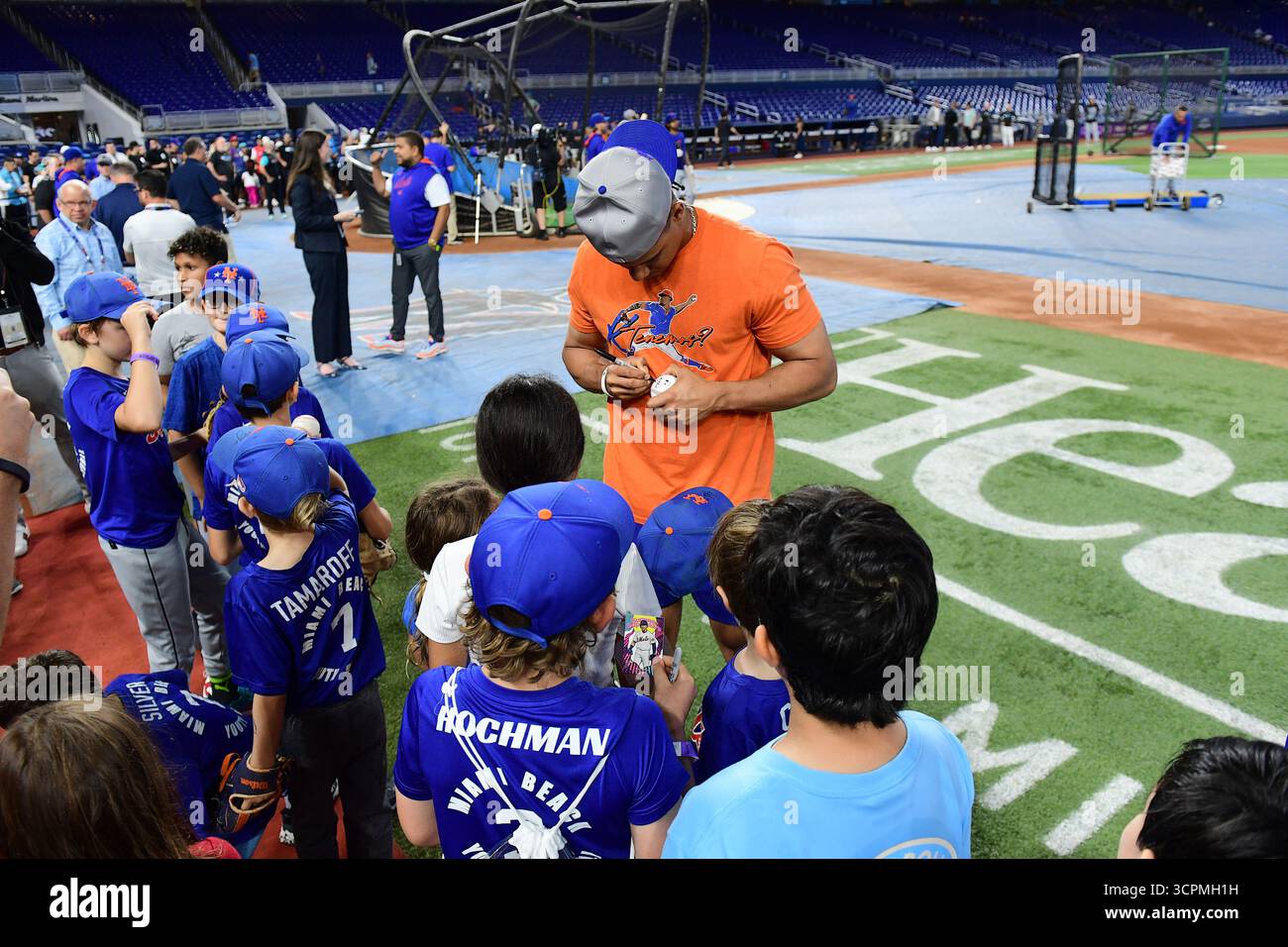 Miami, Stati Uniti. 26 settembre 2025. Juan Soto (22) firma autografi per i bambini prima della partita al LoanDepot Park il 26 settembre 2025 a Miami, Florida. (Foto di JC Ruiz/Sipa USA) credito: SIPA USA/Alamy Live News Foto Stock